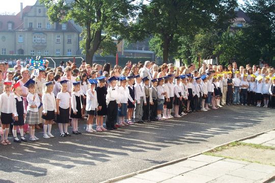 Pierwszaki z niecierpliwoci czekaj na pierwszy dzwonek