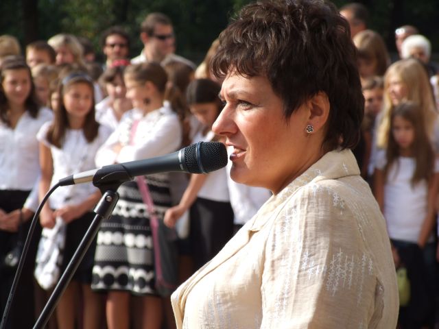 Dyrektor szkoy - Boena Wglarz, wita uczniw