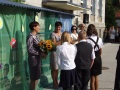 Uczniowie SP1 skadaj kwiaty na rce p. Burmistrz