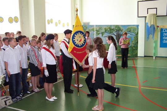 Przekazanie sztandaru przez uczniw klas szstych