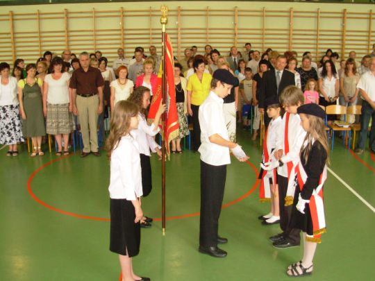 Przekazanie sztandaru pitoklasistom
