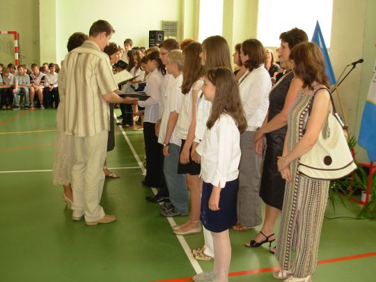wiadectwa z wyrnieniem otrzymuj uczniowie z klasy 6a