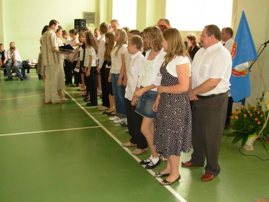 wiadectwa z wyrnieniem otrzymuj uczniowie z klasy 6c