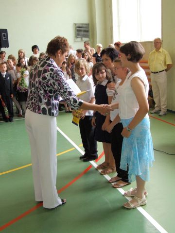 Uczniowie 4a odbieraj wiadectwa z wyrnieniem