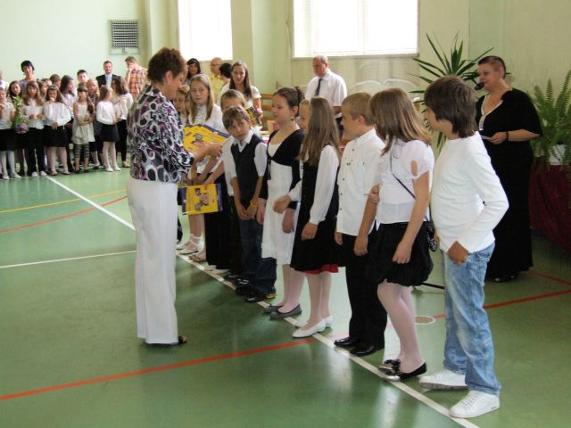 Uczniowie 4d odbieraj wiadectwa z wyrnieniem