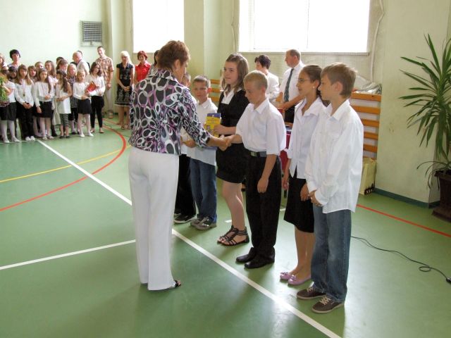 Uczniowie 5b odbieraj wiadectwa z wyrnieniem