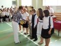 Uczniowie 4b odbierają świadectwa z wyróżnieniem