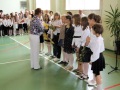 Uczniowie 5a odbierają świadectwa z wyróżnieniem