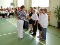 Uczniowie 5b odbierają świadectwa z wyróżnieniem