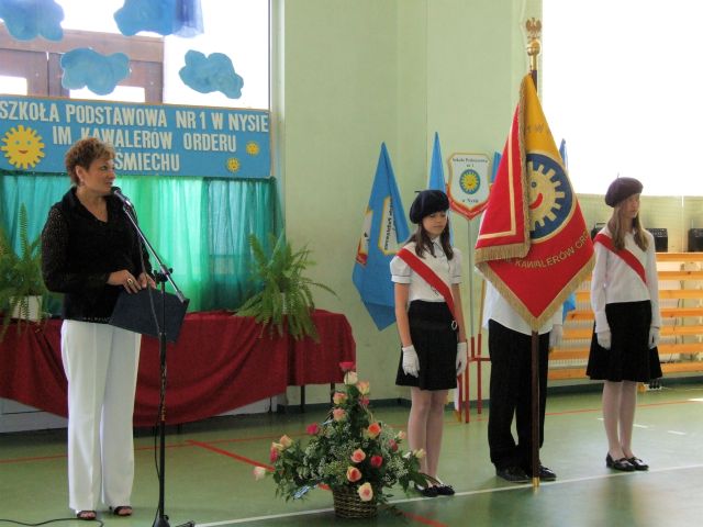Dyrektor Boena Wglarz egna uczniw klas 6