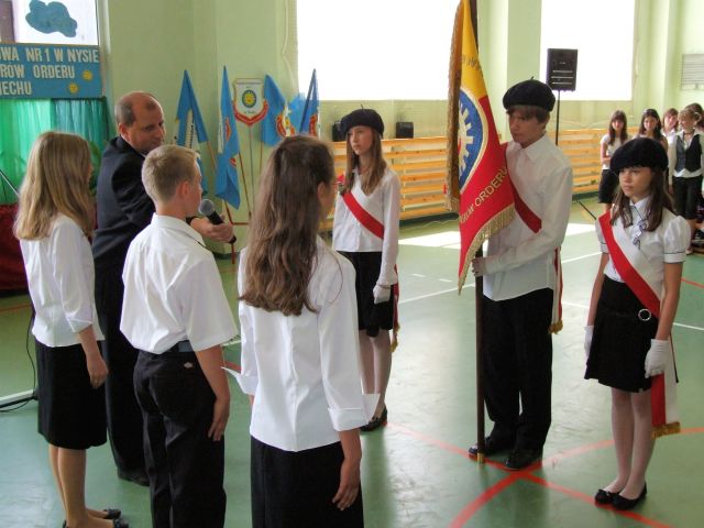 Starsi uczniowie za chwil przeka sztandar czniom klas pitych