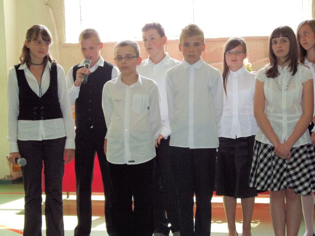 Uczniowie klas szstych w czci artystycznej