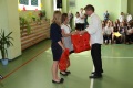 Nagrodzeni uczniowie klas szstych: Magda i Iza - najlepsze sportsmenki